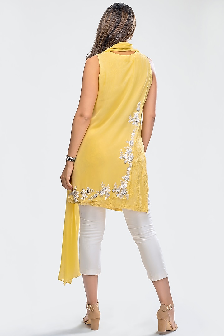 Yellow & White Embroidered Kurta Set by Priya Chhabria at Pernia's Pop Up Shop