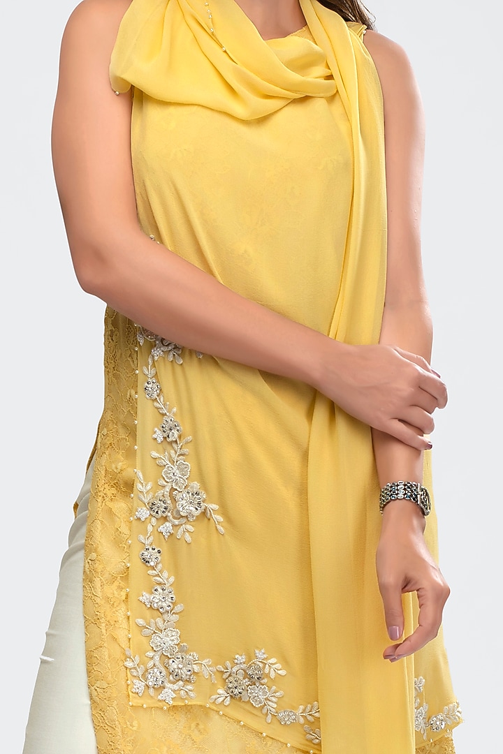 Yellow & White Embroidered Kurta Set by Priya Chhabria at Pernia's Pop Up Shop