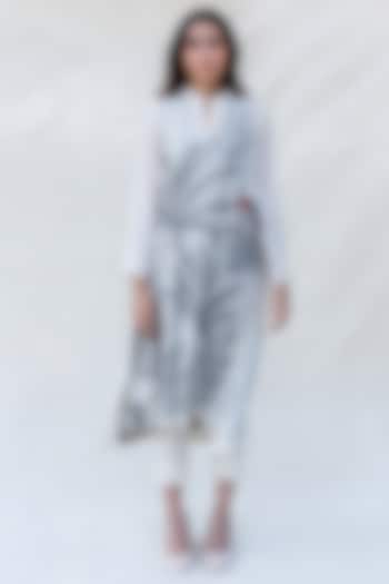 Off White Embroidered A-Line Kurta by Purvi Doshi at Pernia's Pop Up Shop