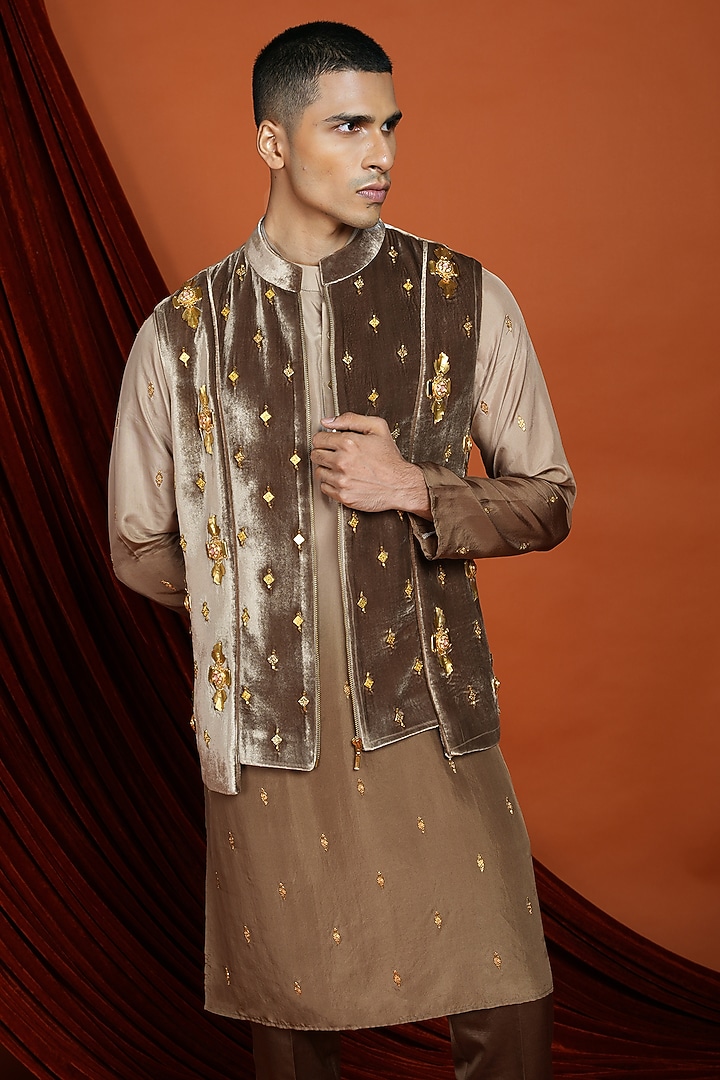 Brown Velvet Pearl Embroidered Bundi Jacket Set by Papa Don't Preach by Shubhika Men at Pernia's Pop Up Shop