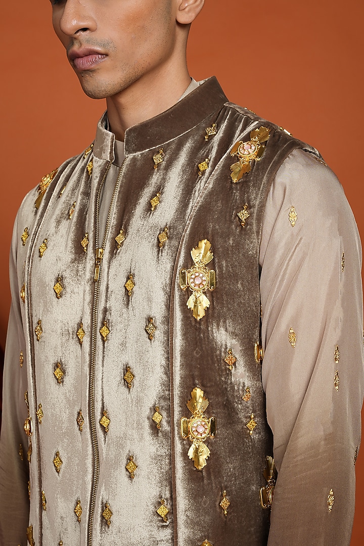 Brown Velvet Pearl Embroidered Bundi Jacket Set by Papa Don't Preach by Shubhika Men at Pernia's Pop Up Shop