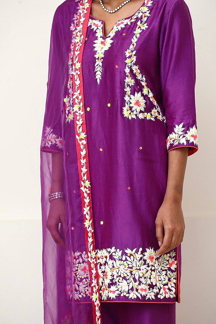 Purple Embroidered Kurta Set by Powder Pink at Pernia's Pop Up Shop
