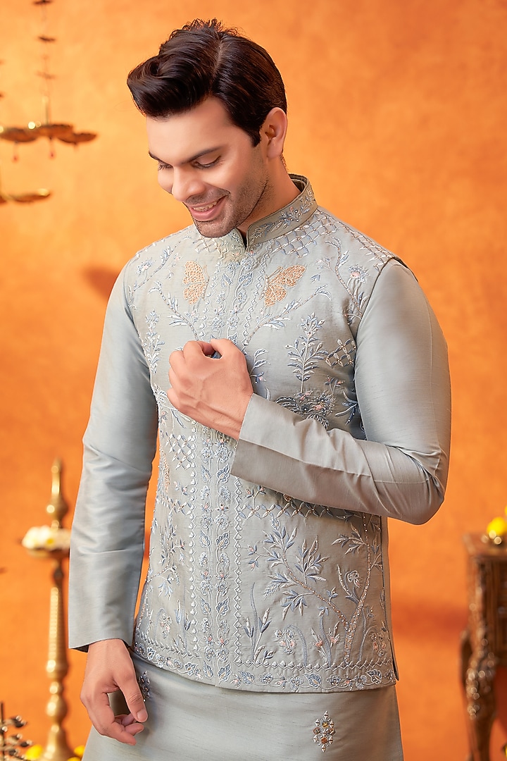 Grey Raw Silk Thread Embroidered Bundi Jacket Set by PARV DESIGN STUDIO at Pernia's Pop Up Shop