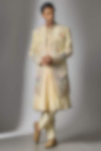 Gold Raw Silk Resham & Cutdana Embroidered Sherwani Set by PARV DESIGN STUDIO