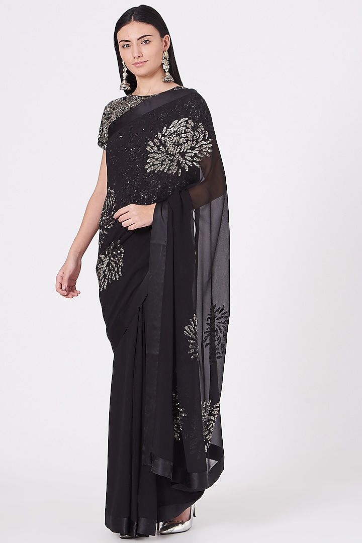 Black Embroidered Saree Set Design by Peachoo at Pernia's Pop Up Shop 2023