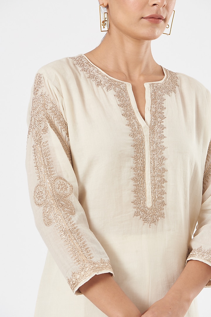 White & Gold Embroidered Kurta Set by Peenacolada at Pernia's Pop Up Shop