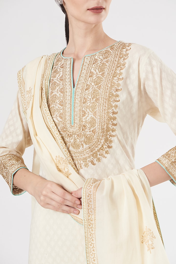 Off-White Embroidered Kurta Set by Peenacolada at Pernia's Pop Up Shop