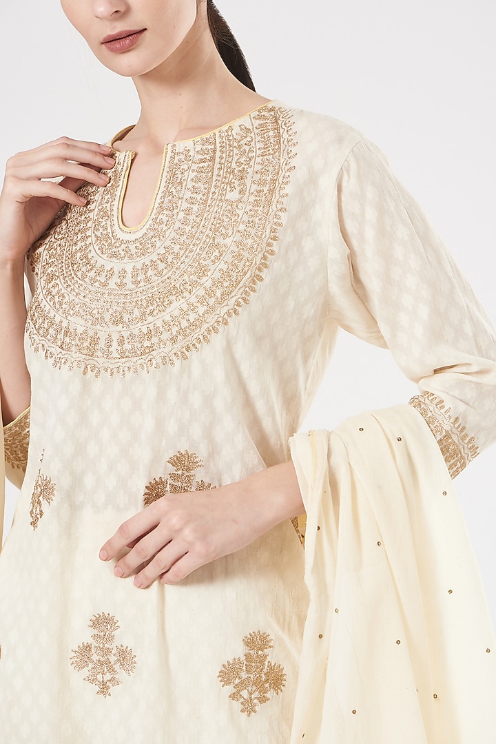 White Aari Embroidered Kurta Set by Peenacolada at Pernia's Pop Up Shop