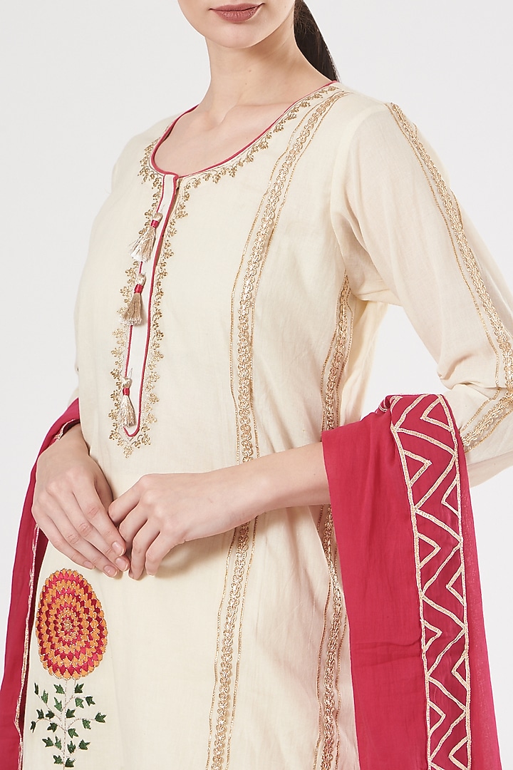 Off-White Embroidered Kurta Set by Peenacolada at Pernia's Pop Up Shop