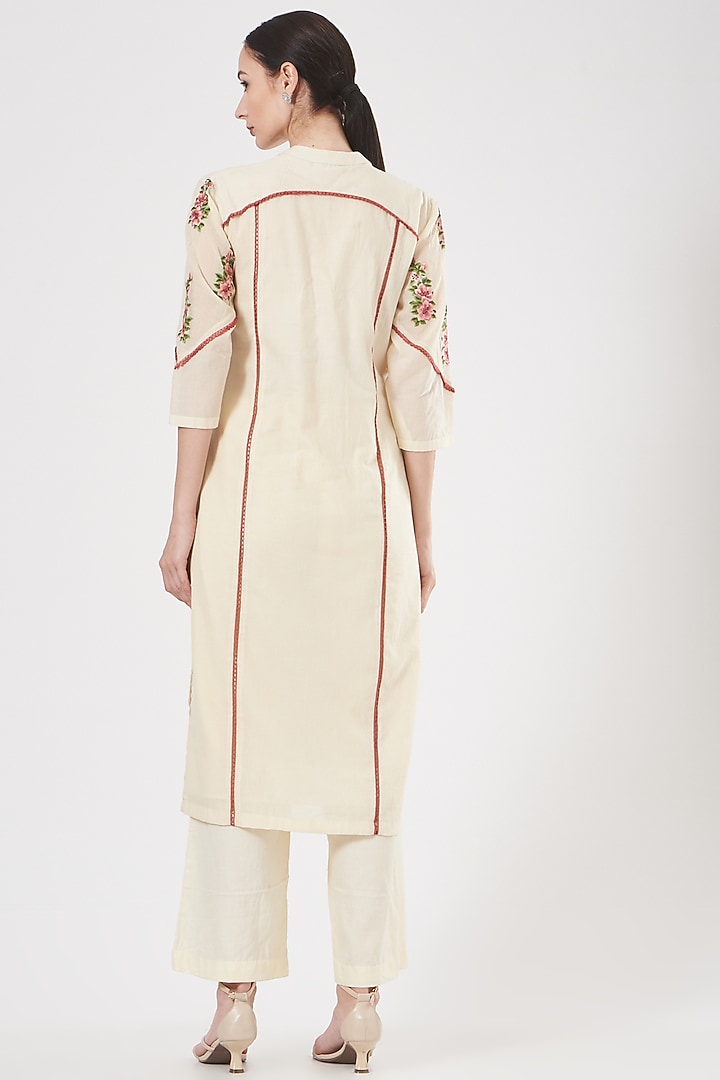 Off-White Mulmul Embroidered Kurta Set by Peenacolada at Pernia's Pop Up Shop