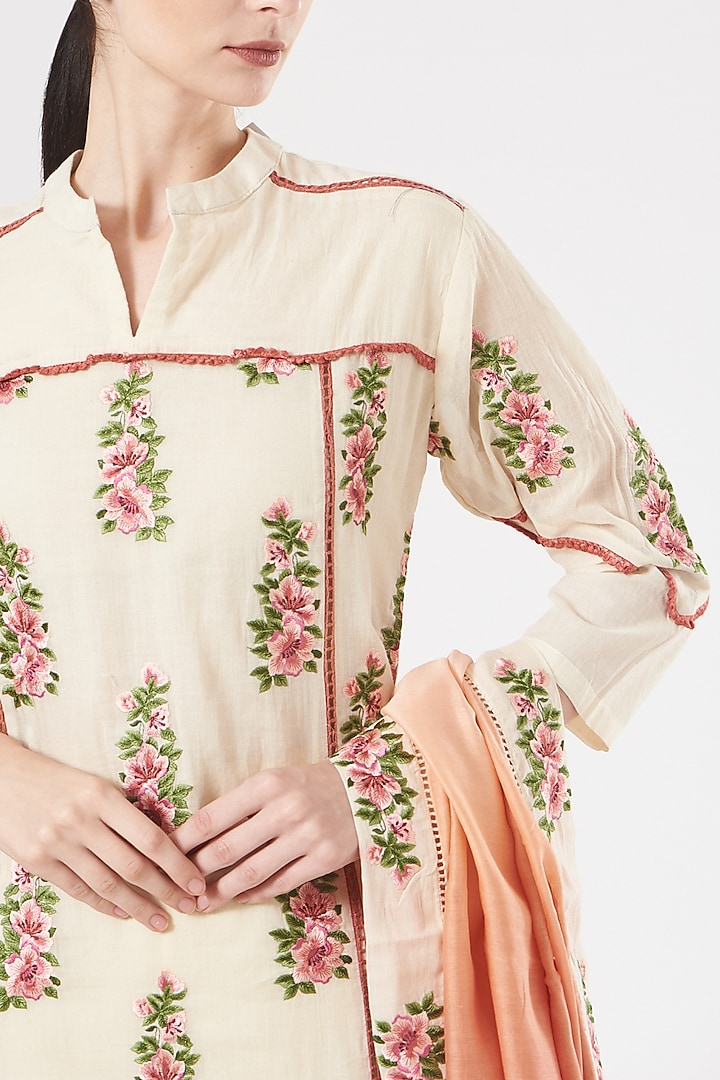 Off-White Mulmul Embroidered Kurta Set by Peenacolada at Pernia's Pop Up Shop