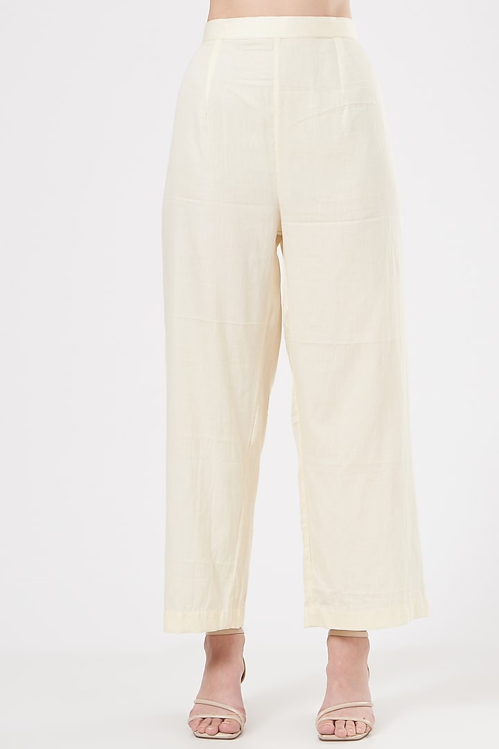 Off-White Mulmul Embroidered Kurta Set by Peenacolada at Pernia's Pop Up Shop