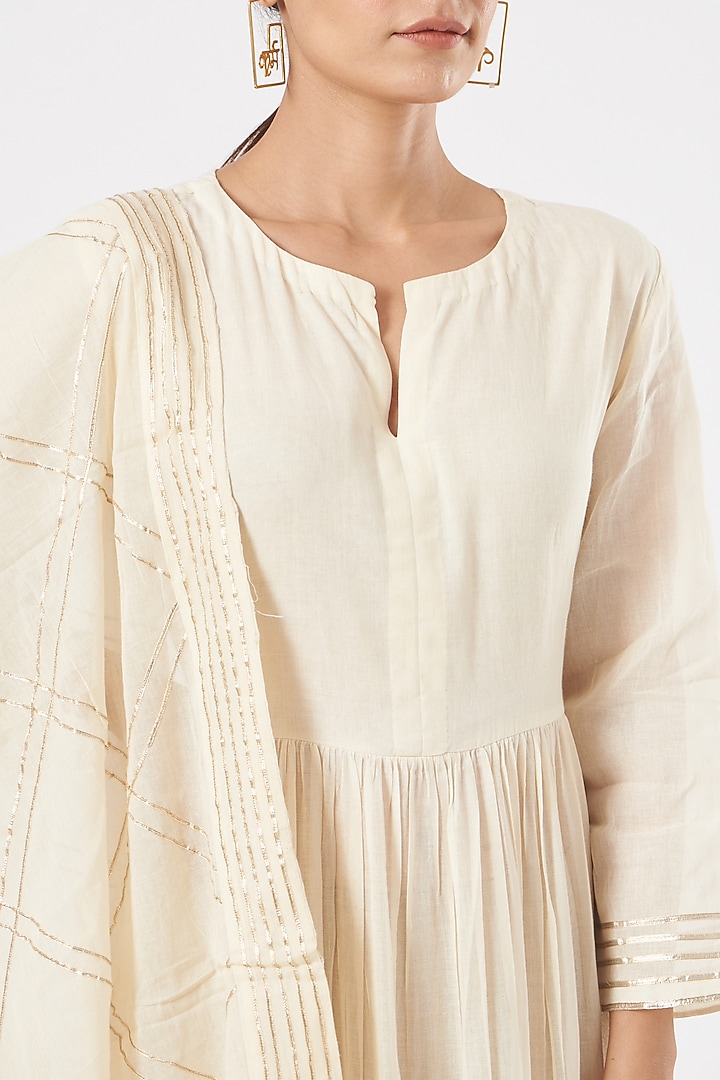 Off-White Mulmul Embroidered Anarkali Set by Peenacolada at Pernia's Pop Up Shop