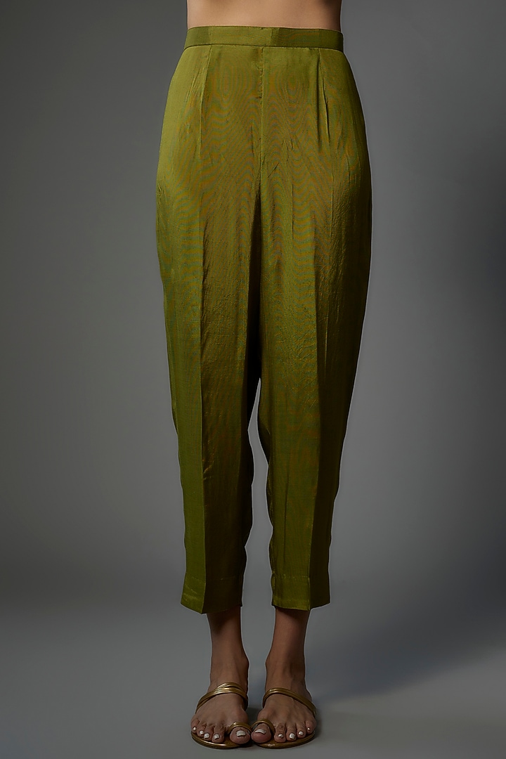 Green Soft Chanderi Embroidered Kurta Set by Pehnaav at Pernia's Pop Up Shop