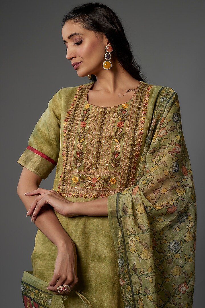Green Soft Chanderi Embroidered Kurta Set by Pehnaav at Pernia's Pop Up Shop