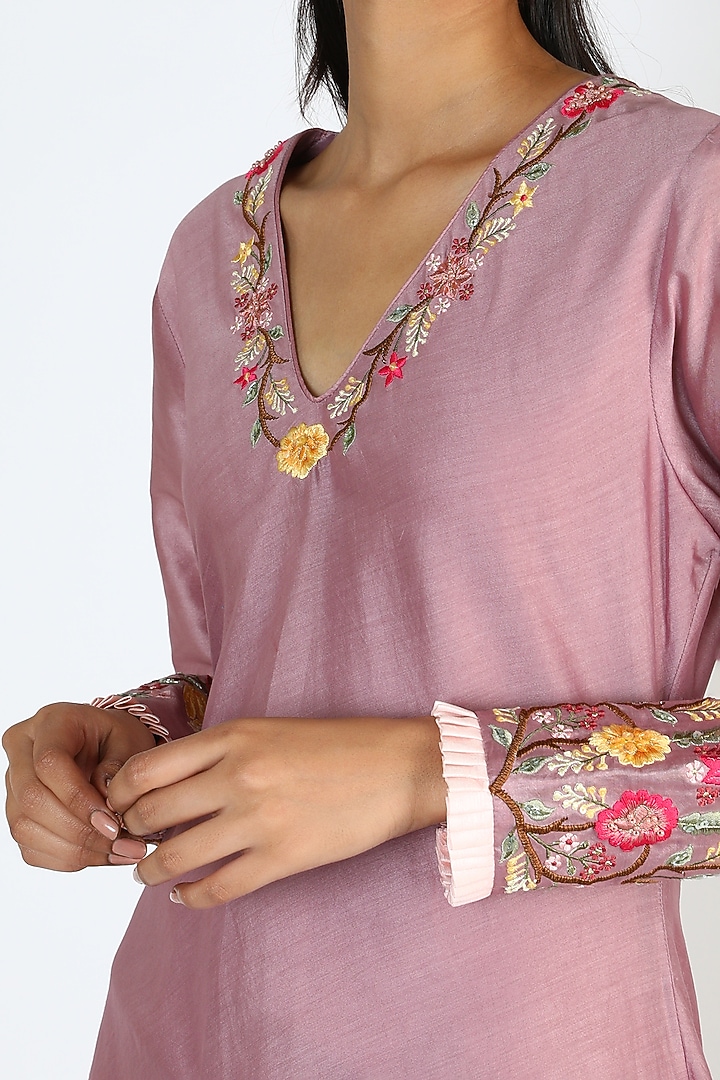 Nostalgia Rose Thread Embroidered Kurta Set by Pallavi Goyal at Pernia's Pop Up Shop