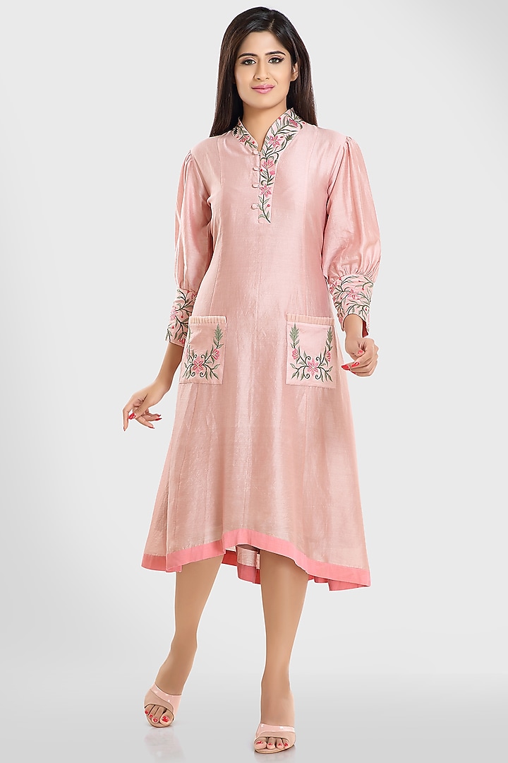 Rose Smoke Embroidered Kurta by Pallavi Goyal at Pernia's Pop Up Shop