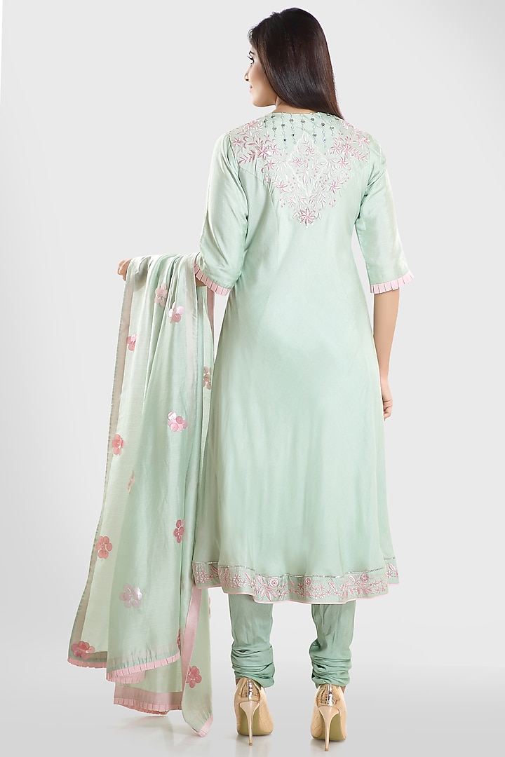 Green Lily Embroidered Kalidar Kurta Set by Pallavi Goyal at Pernia's Pop Up Shop