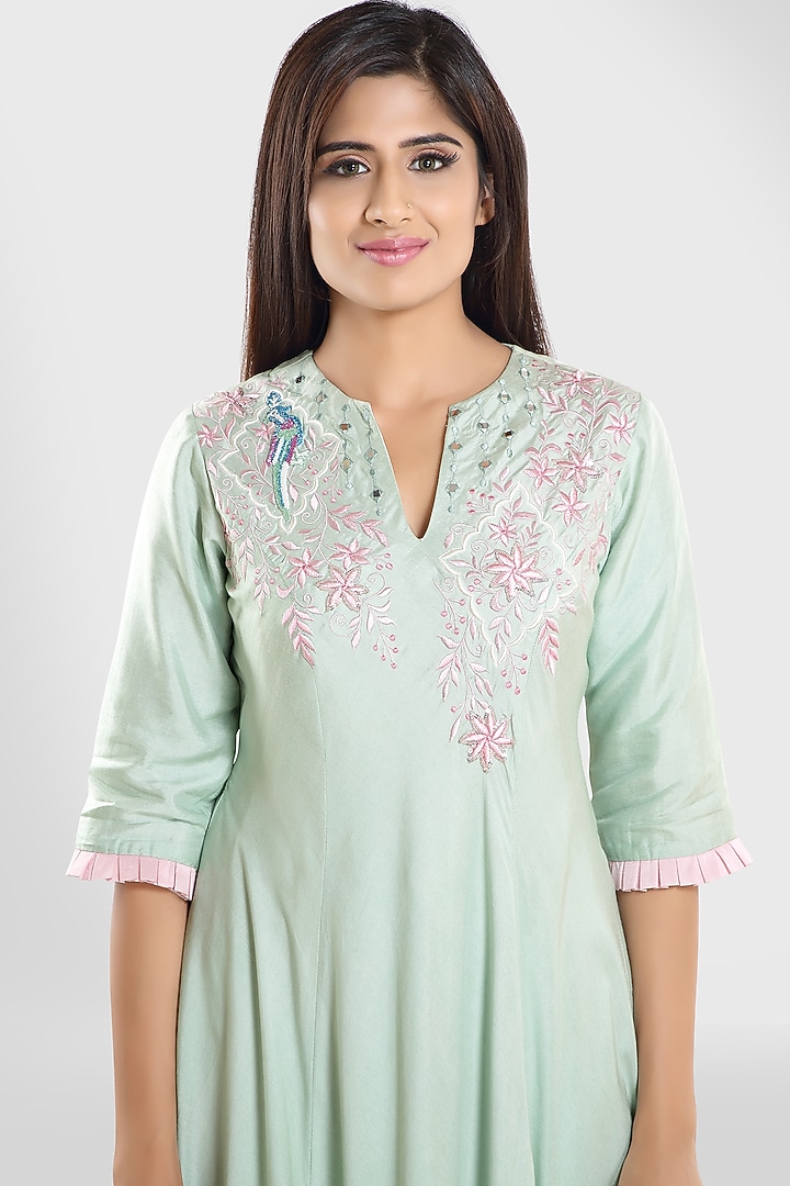 Green Lily Embroidered Kalidar Kurta Set by Pallavi Goyal at Pernia's Pop Up Shop