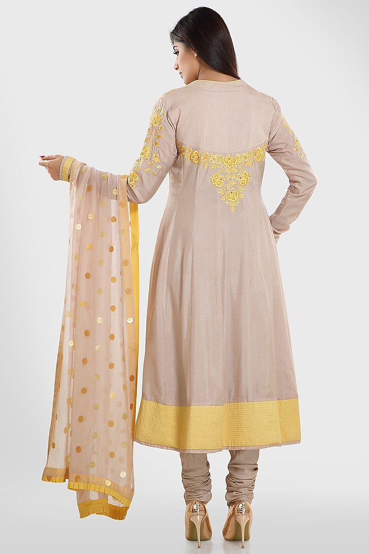 Moonlight Embroidered Kalidar Kurta Set by Pallavi Goyal at Pernia's Pop Up Shop