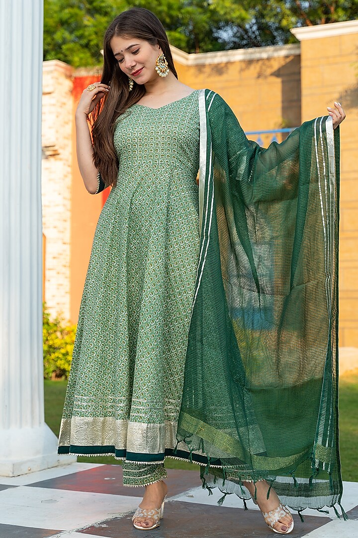 Green Embroidered Kurta Set by Pheeta at Pernia's Pop Up Shop