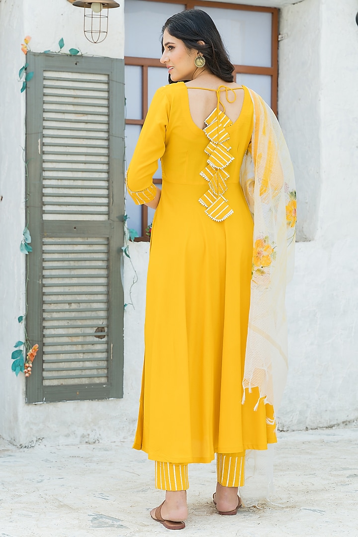 Yellow Embroidered Kurta Set by Pheeta at Pernia's Pop Up Shop