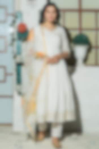 White Embroidered Flared Kurta Set by Pheeta at Pernia's Pop Up Shop