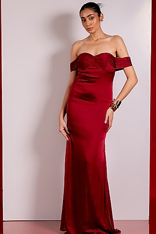 Maroon Malai Lycra Off-White Gown by PINUP BY ASTHA