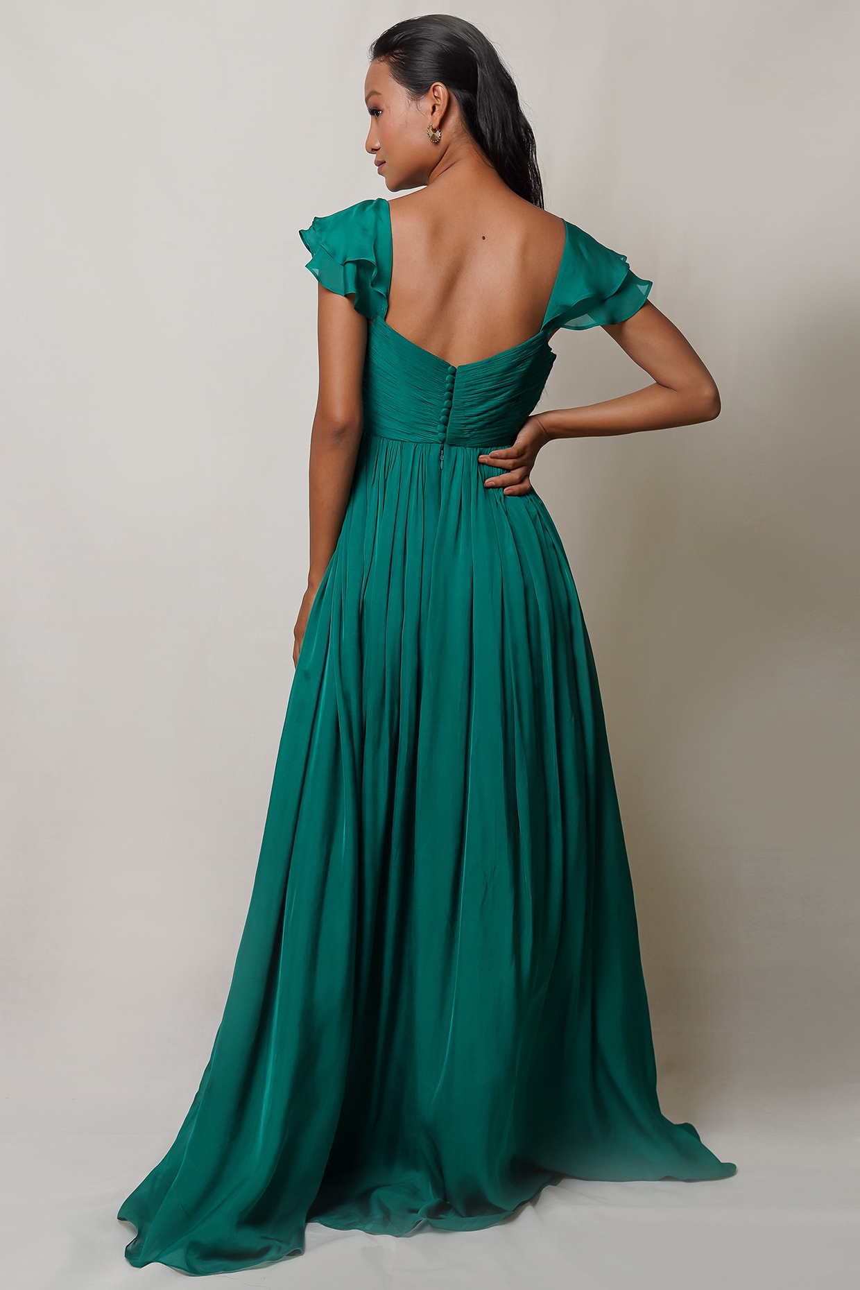 Gorgeous in Green 👀💋💋💋 💋Akshita wearing emerald green gown with all  hairback finger waved 🤚🏽 and the ti… | Emerald green gown, Simple gowns,  Long gown design