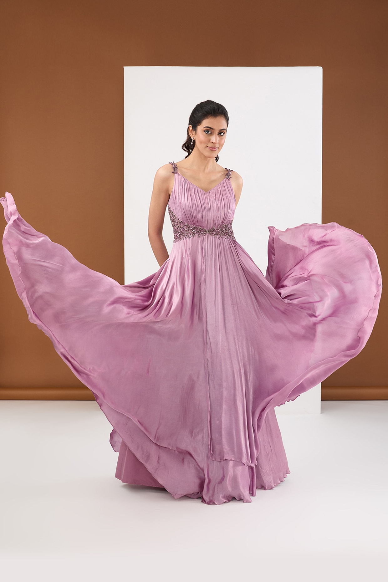 For the #Brides who like to keep it #Pretty in #Pink! #TheWorldOfAsopalav  #TraditionalWeaves #DreamWeddings #Brida… | Gowns, Indian gowns, Wedding  reception gowns