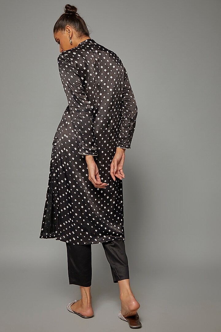 Black Pure Gajji Silk Printed & Embroidered Kurta Set by Priyanka Jha at Pernia's Pop Up Shop