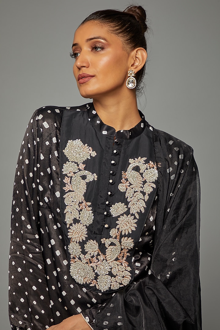 Black Pure Gajji Silk Printed & Embroidered Kurta Set by Priyanka Jha at Pernia's Pop Up Shop
