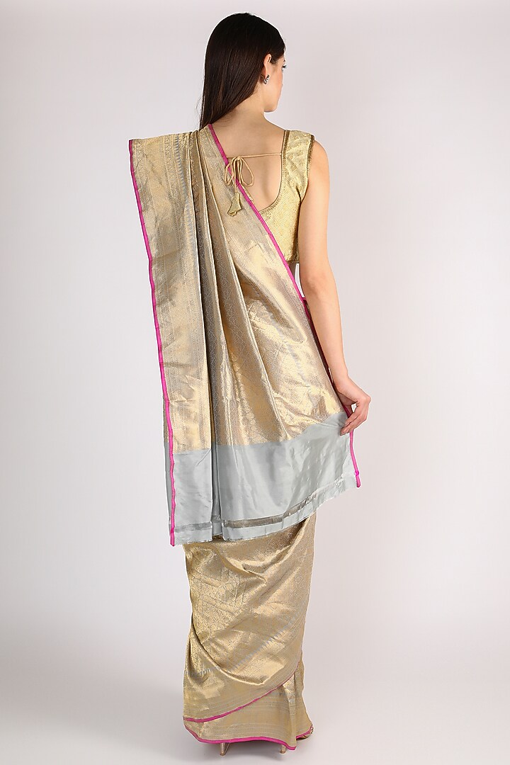Golden Banarasi Wedding Saree Set by Priyanka Jha at Pernia's Pop Up Shop