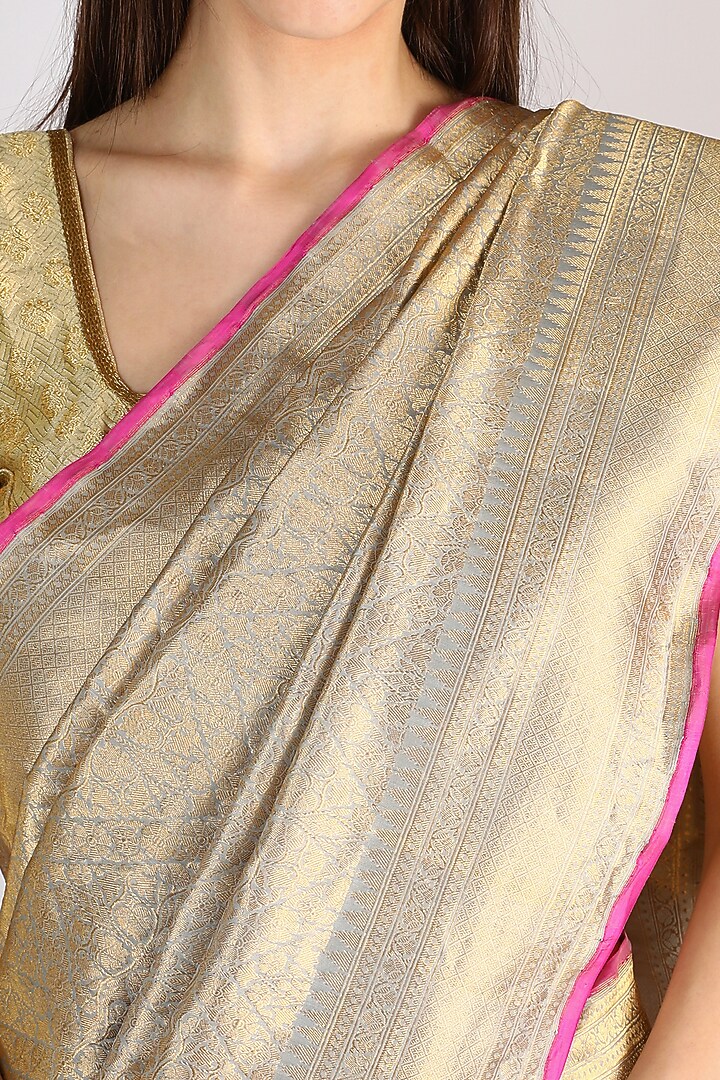 Golden Banarasi Wedding Saree Set by Priyanka Jha at Pernia's Pop Up Shop