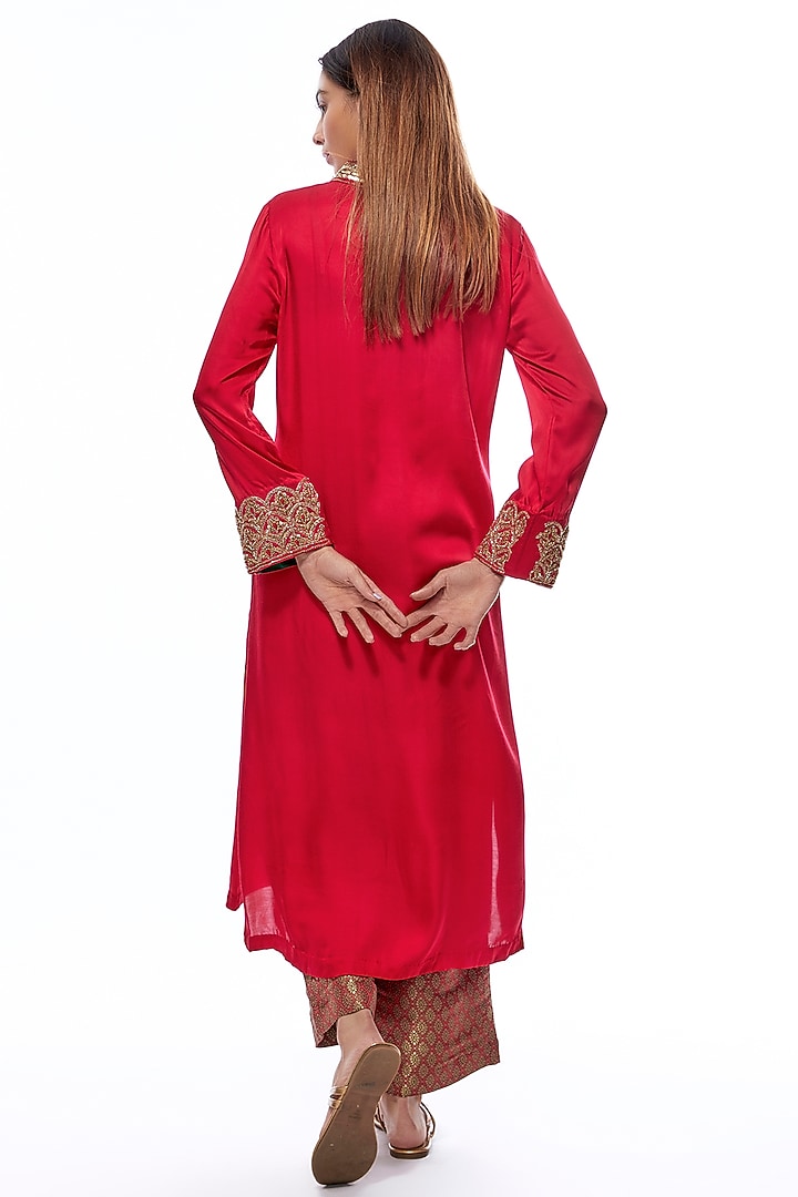Dark Pink Silk Hand Embroidered Kurta Set by Priyanka Jha at Pernia's Pop Up Shop