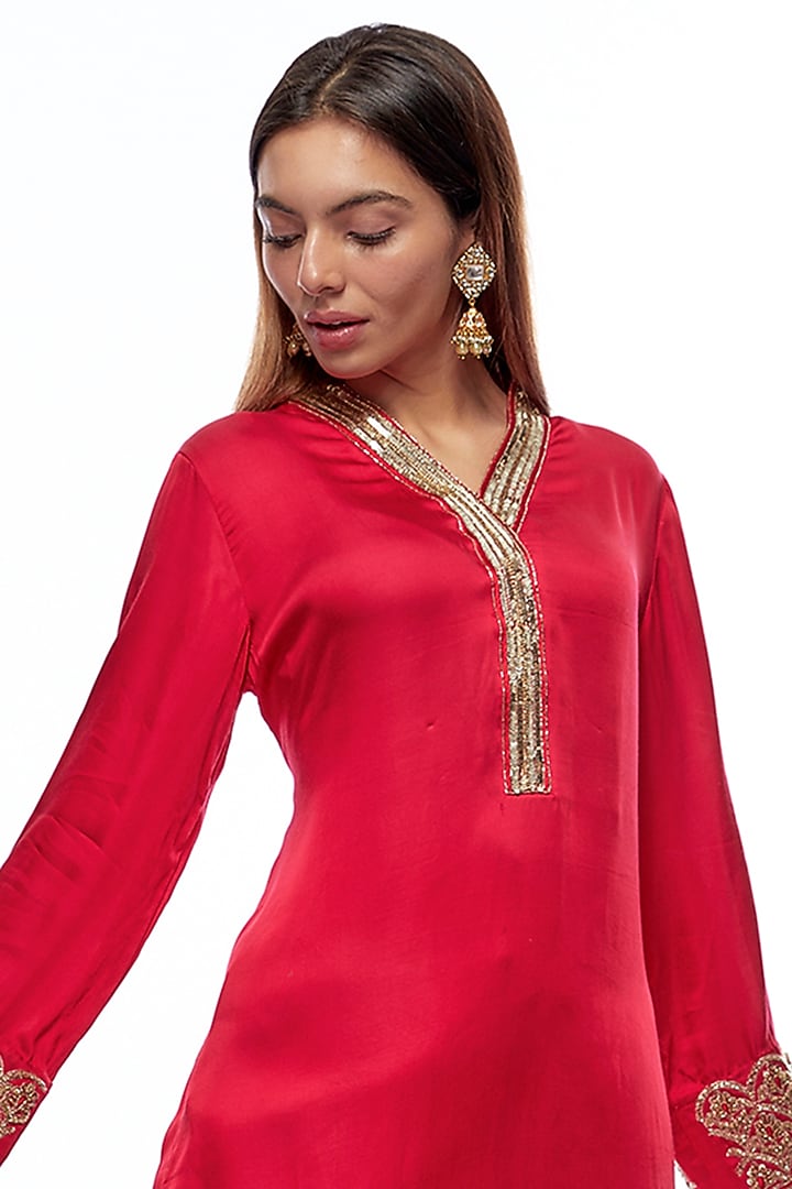 Dark Pink Silk Hand Embroidered Kurta Set by Priyanka Jha at Pernia's Pop Up Shop