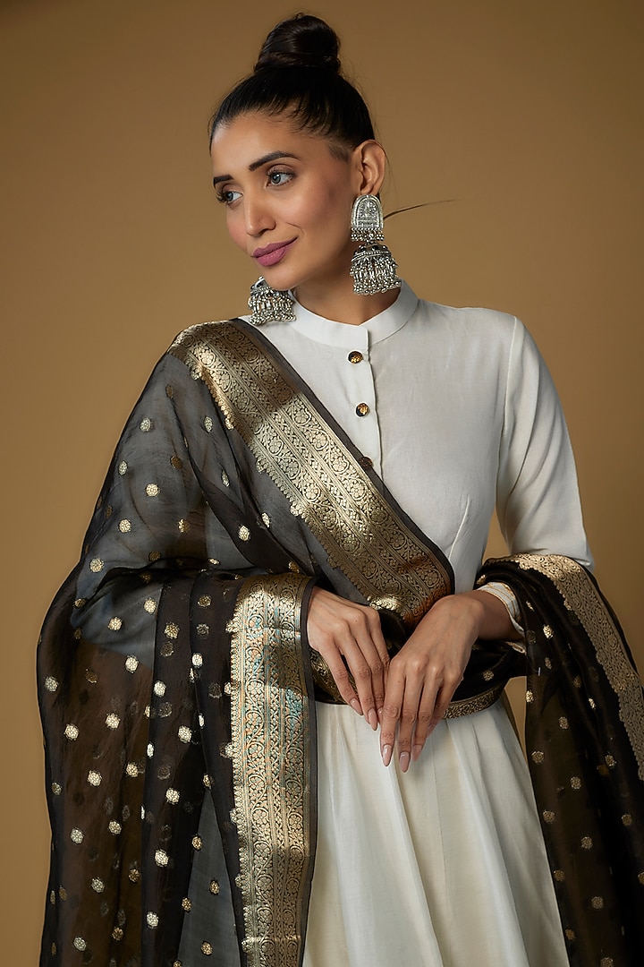 Ivory Chanderi Silk Party Wear Anarkali Set by Priyanka Jha at Pernia's Pop Up Shop