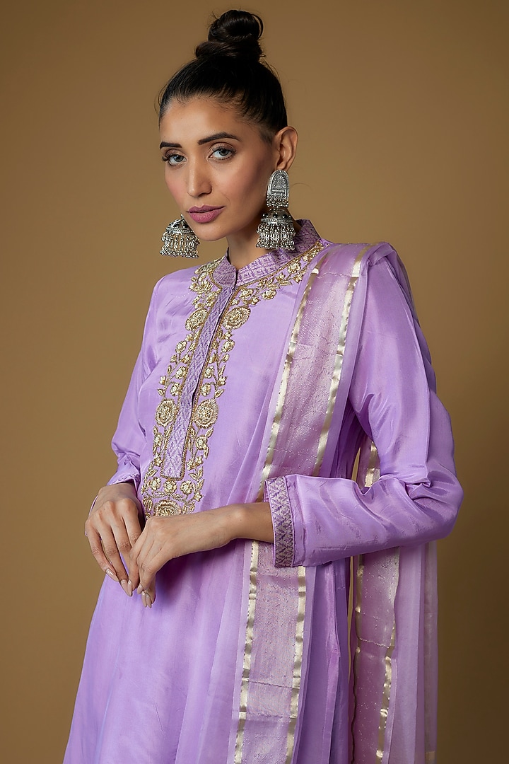 Mauve Silk Embroidered Kurta Set by Priyanka Jha at Pernia's Pop Up Shop