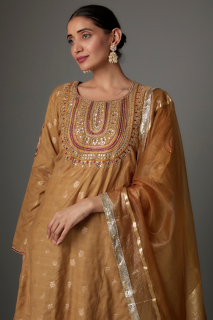 Golden Brown Banarasi Silk Gota Patti Embroidered Kurta Set by Priyanka Jha at Pernia's Pop Up Shop