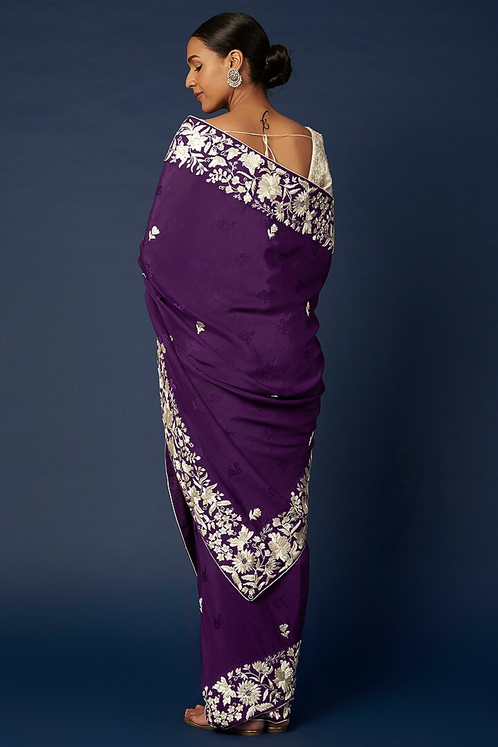 Mauve Hand Embroidered Reception Saree Set by Priyanka Jha at Pernia's Pop Up Shop