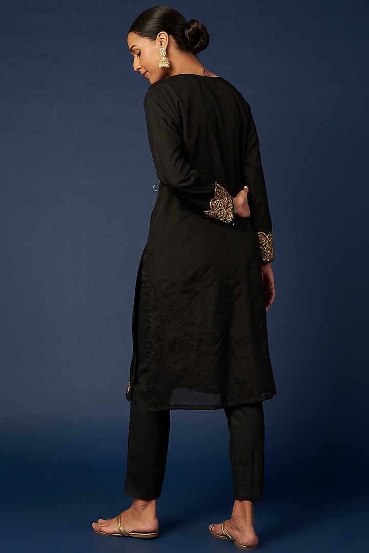 Black Hand Embroidered Kurta Set by Priyanka Jha at Pernia's Pop Up Shop