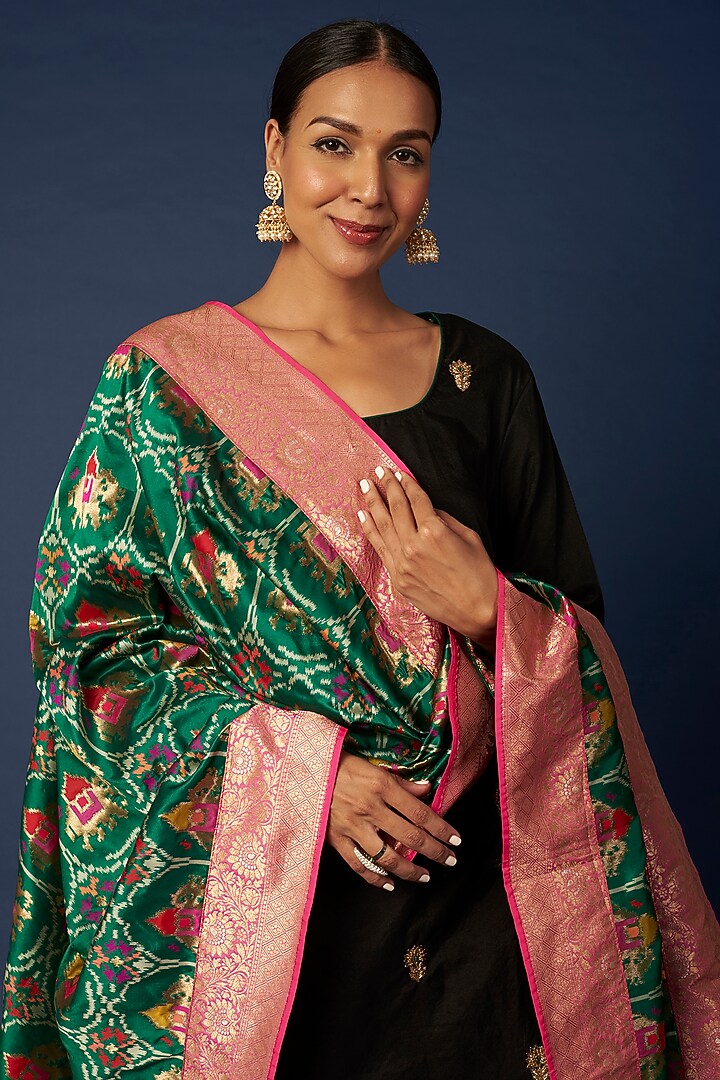 Black Hand Embroidered Kurta Set by Priyanka Jha at Pernia's Pop Up Shop