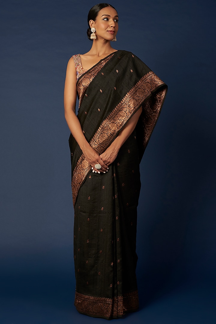 Black Banarasi Silk Handwoven Saree Set by Priyanka Jha at Pernia's Pop Up Shop