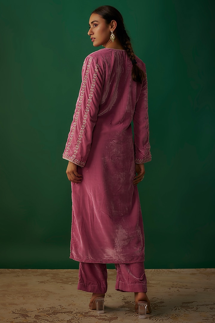 Pink Velvet Hand Embroidered Kurta Set by Priyanka Jha at Pernia's Pop Up Shop