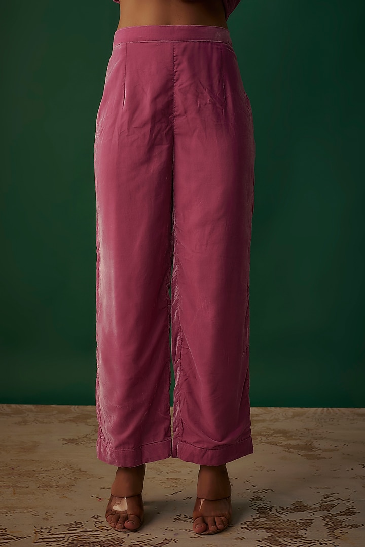 Pink Velvet Hand Embroidered Kurta Set by Priyanka Jha at Pernia's Pop Up Shop