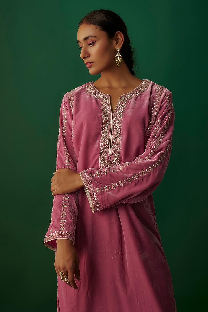 Pink Velvet Hand Embroidered Kurta Set by Priyanka Jha at Pernia's Pop Up Shop