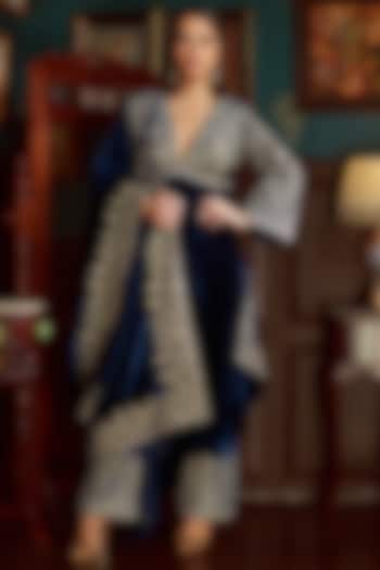 Midnight Blue Velvet Embroidered Kurta Set by Priyanka Jain at Pernia's Pop Up Shop