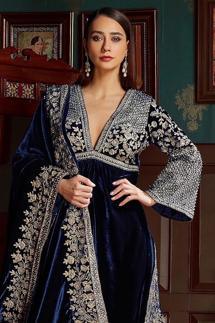Midnight Blue Velvet Embroidered Kurta Set by Priyanka Jain at Pernia's Pop Up Shop