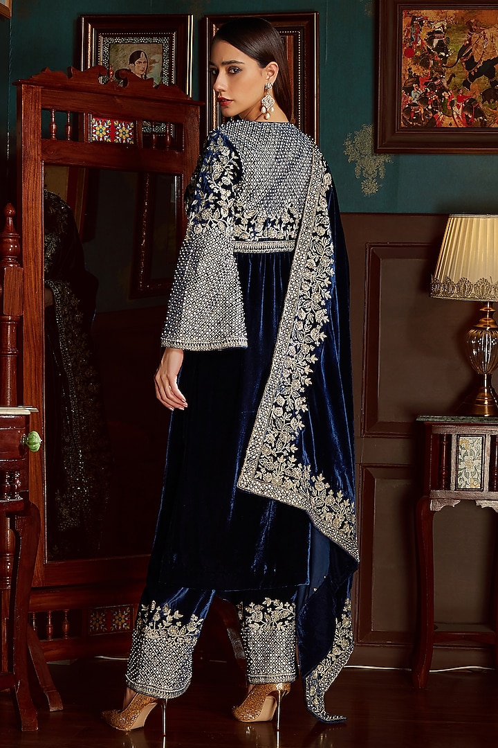 Midnight Blue Velvet Embroidered Kurta Set by Priyanka Jain at Pernia's Pop Up Shop