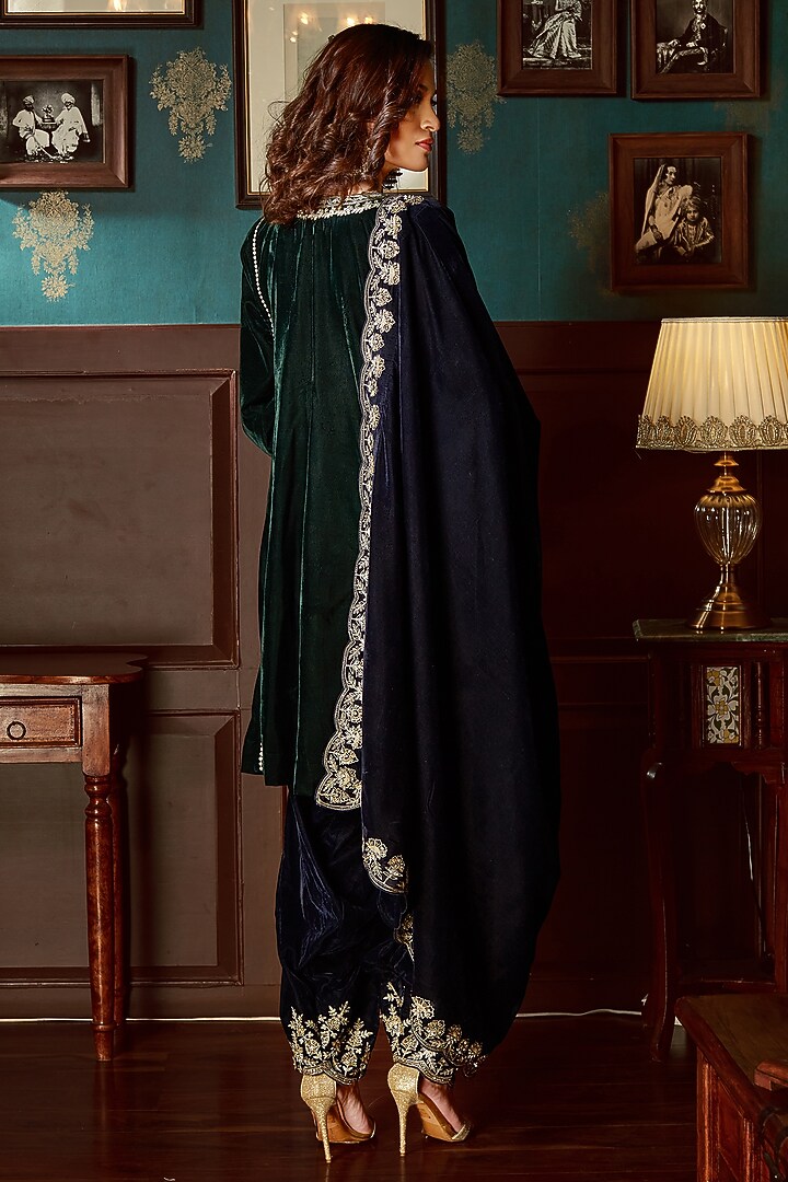 Bottle Green Velvet Aari Work Kurta Set by Priyanka Jain at Pernia's Pop Up Shop